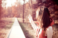 孩子出生后，婆婆逼老公还钱，婚姻家庭问题发生了什么？