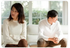 她们狠狠的抓着出轨的婚姻，傻傻的寄希望在出轨男人身上，期待男人的回头，